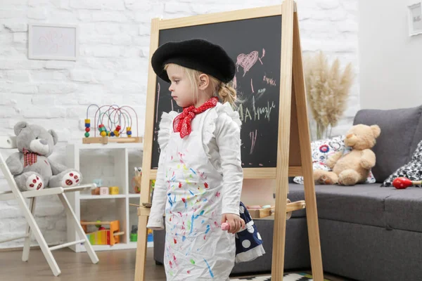 Indoor Portret Van Schattig Jaar Oud Meisje Verkleed Als Schilder — Stockfoto