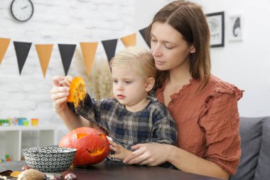 Sevimli küçük kız annesiyle Cadılar Bayramı süslemeleri hazırlıyor. Autumn DiY teknesi evde. 