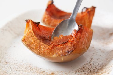 Fırında kavrulmuş kabak dilimleri tabakta