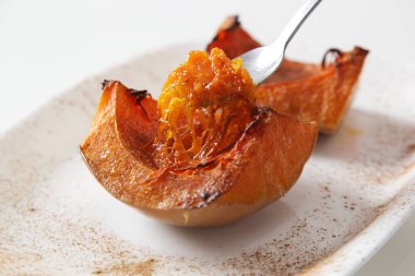 Fırında kavrulmuş kabak dilimleri tabakta