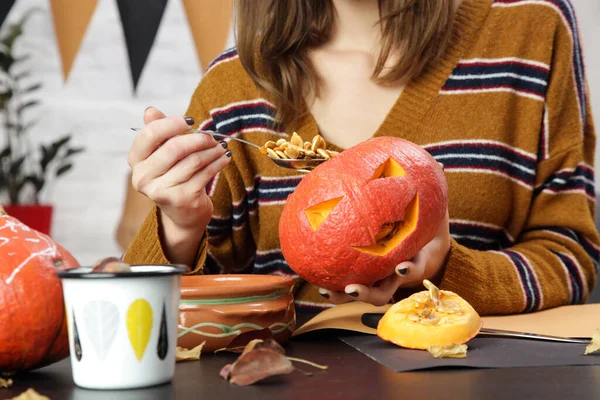 Mujer Joven Haciendo Decoraciones Halloween Casa Otoño Temporada Diy Artesanía — Foto de Stock