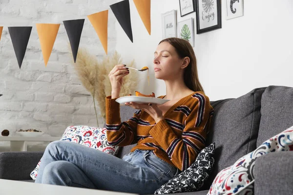 Kvinna Sitter Vardagsrummet Och Äter Rostade Pumpa Skivor Tallriken — Stockfoto