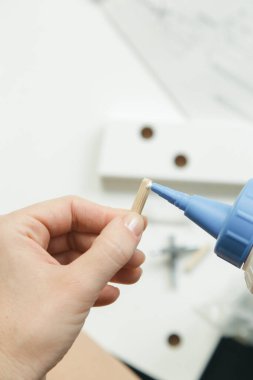 Kafkas kadın evde tek başına mobilya montajı yapıyor.