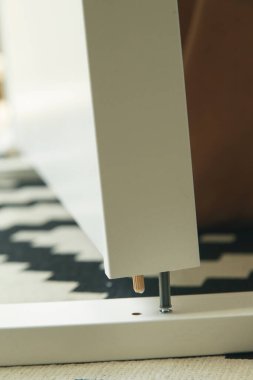 Kafkas kadın evde tek başına mobilya montajı yapıyor.