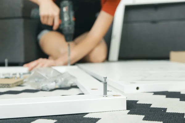 Mujer Caucásica Casa Ensamblando Muebles Por Misma — Foto de Stock