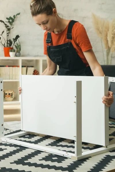 Mujer Caucásica Casa Ensamblando Muebles Por Misma — Foto de Stock