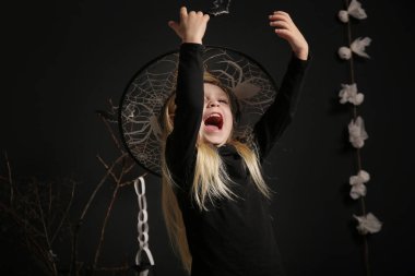 Şirin küçük kız stüdyosu Cadılar Bayramı fotoğrafı. 