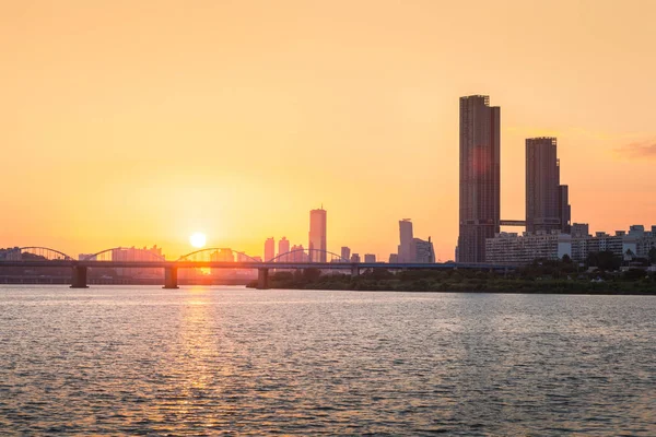 Захід Сонця Хмарочосами Yeouido Мостів Через Річку Хан Downtown Сеулі — стокове фото