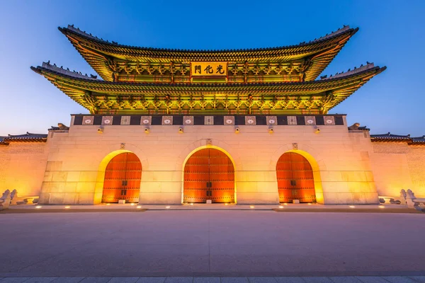 韓国ソウルのダウンタウンにある光化門の前にある景福宮 宮殿名 景福宮 — ストック写真