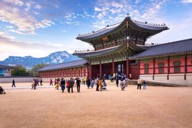 Gyeongbokgung Sarayı ile bir çok kişi ve, Seoul, Güney Kore.