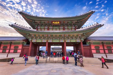 Gyeongbokgung Sarayı ile bir çok kişi ve, Seoul, Güney Kore.