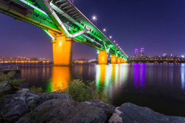 Chungdam köprü veya cheongdamdaegyo han Nehri Köprüsü Seul, Güney Kore'de gecem.