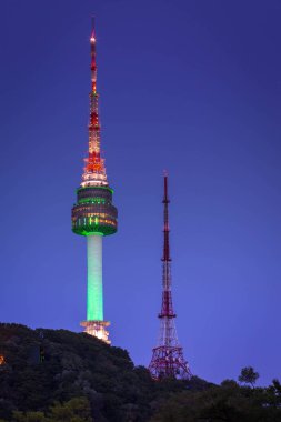 Seoul, Kore - 01 Kasım 2015: Seul Kulesi veya namsan tower adlı gece görünümü, Kore landmark.