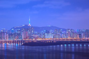 Seoul şehir ve köprü, Kore Seul Kulesi ile güzel gece gece, Güney Kore.