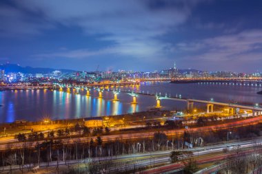 Seoul şehir ve köprü, Kore Seul Kulesi ile güzel gece gece, Güney Kore.