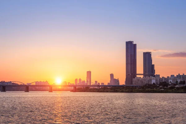 Puestas Sol Detrás Los Rascacielos Yeouido Puentes Través Del Río — Foto de Stock