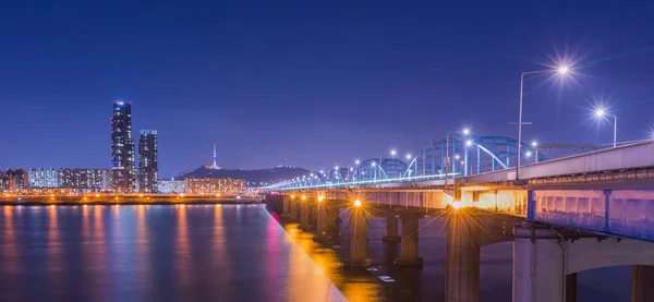 Korea landmark and bridge and Han river,n seoul tower at night, — Stock Photo, Image
