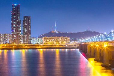Kore landmark ve köprü ve Han Nehri, n Seul Kulesi gece, Güney Kore.