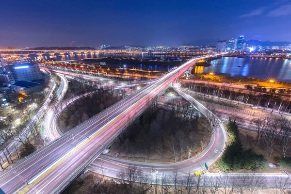 Η Κορέα ταξιδεύει, τα αυτοκίνητα περνούν στη διασταύρωση, ο Ποταμός Han και η γέφυρα — Φωτογραφία Αρχείου