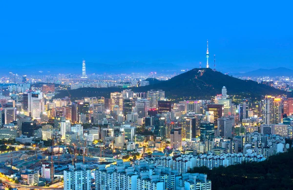 Сеул город и Сеульская башня и небоскребы, красивый город — стоковое фото