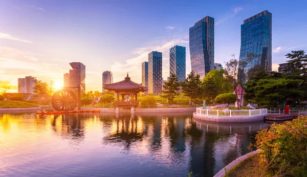 Місто Сеул з красивим заходом сонця, Центральний парк в Сондо — стокове фото