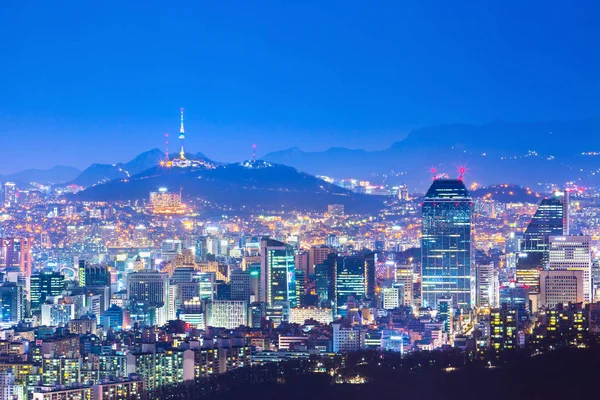 Сеульская башня и небоскребы, красивый город огней ночью , — стоковое фото