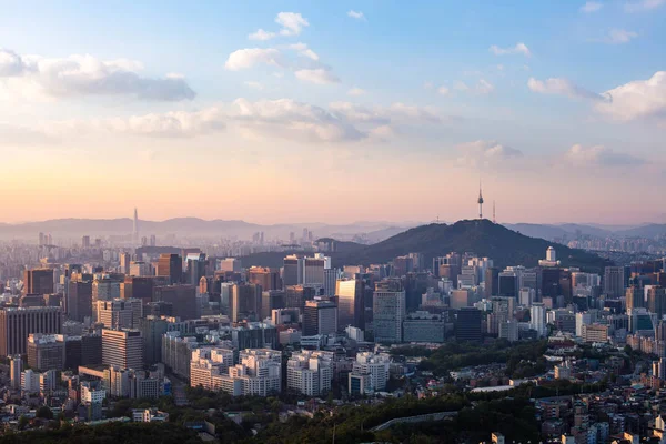 Seoul City skyline och N Seoul Tower i Seoul på morgonen, så — Stockfoto