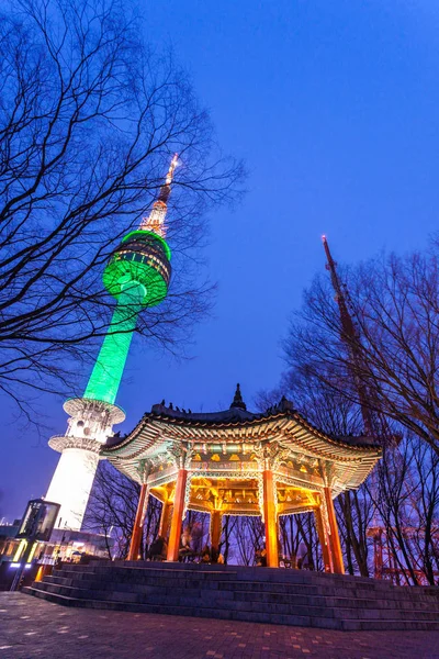 Seoul Tower en oude Koreaanse stijl paviljoen en mooie nacht — Stockfoto