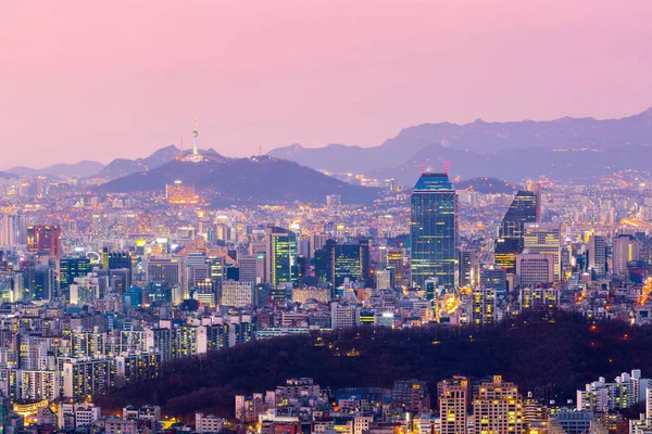 Torre de Seúl y rascacielos, Hermosa ciudad de luces por la noche , — Foto de Stock