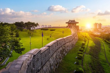 Kore landmark ve günbatımı, geleneksel mimari sonra park bir