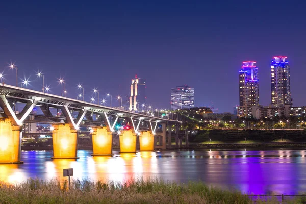 Cheongdam bridge or cheongdamdaegyo is han river  at night in Se — Stock Photo, Image