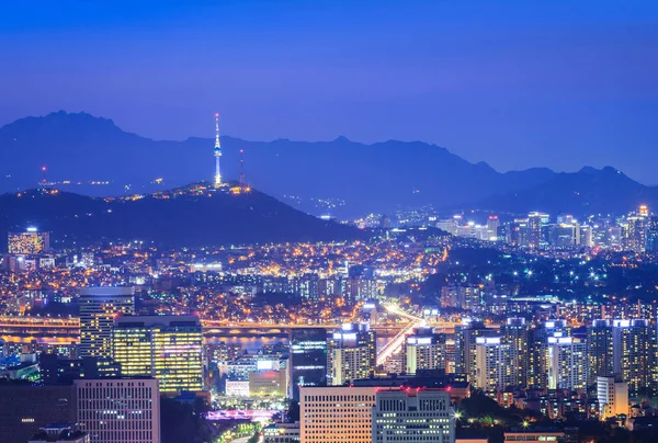 Seoul city Beautiful natt av Korea med Seoul Tower efter sunse — Stockfoto