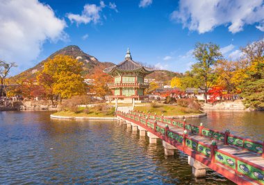 Maple yaprakları ve eski pavyon gelenekleriyle Gyeongbokgung Sarayı