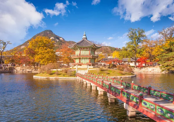 Gyeongbokgung palota juharfalevéllel és pavilonnal — Stock Fotó