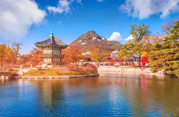 Pałacu Gyeongbokgung jesienią, Seul, korea Południowa. — Zdjęcie stockowe