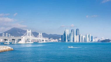 Busan şehri ve Gwangan köprüsü ve balıkçı tekneleri, Haeundae, Busan, Kore.