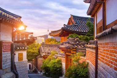 Bukchon Hanok Köyü, Seul şehir merkezindeki geleneksel bir kültür köyüdür..
