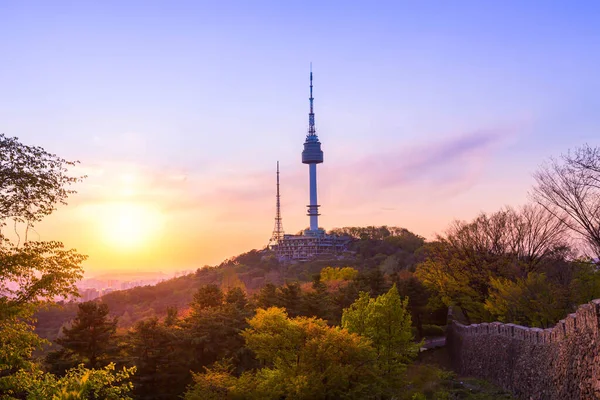 ソウルタワーと南山のソウル市のスカイラインと韓国ソウルのダウンタウンで美しい夕日 — ストック写真