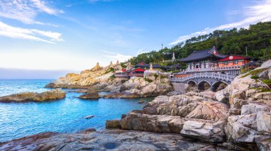 Busan manzarası Busan, Güney Kore 'deki Haedong Yonggungsa Tapınağı.