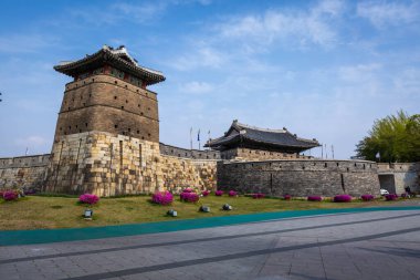 Suwon Eski Şehir Duvarında Hwaseong Kalesi 'nde yaz mevsimi, Güney Kore Suwon' da geleneksel Kore mimarisi..