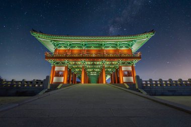 Woljeong Köprüsü, nehrin üzerindeki bir köprü, Gyeongju, Güney Kore 'deki güzel geleneksel mimari turistik merkezdir..