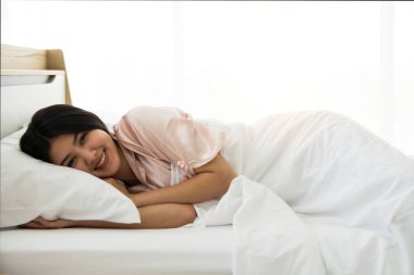 Gül mutlu bayan pembe pijama sabah uyanmak