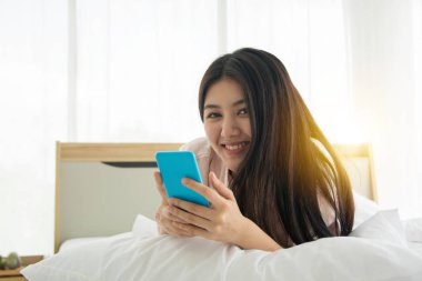 Pembe pijama içinde gülümseyen bayan Portait informati görüntüleme uyanmak