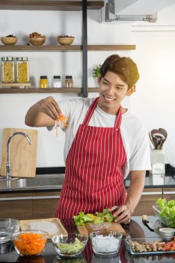 Kırmızı önlük adam loft lezzetli ve sağlıklı yemek pişirme 