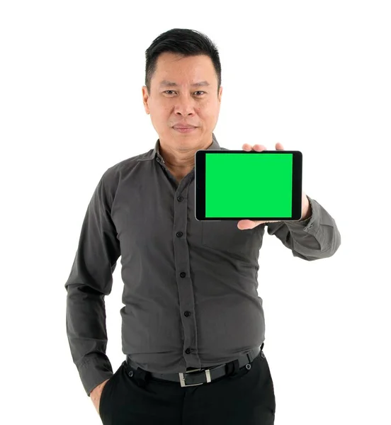 Empresários em uma camisa marrom segurando um tablet isolado em branco — Fotografia de Stock