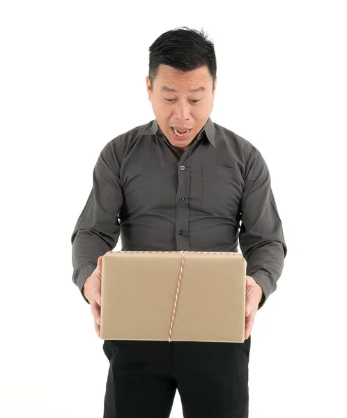 Geschäftsmann hält Pappschachtel isoliert auf weißem Hintergrund — Stockfoto