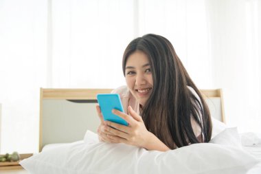 Pembe pijama içinde gülümseyen bayan Portait informati görüntüleme uyanmak