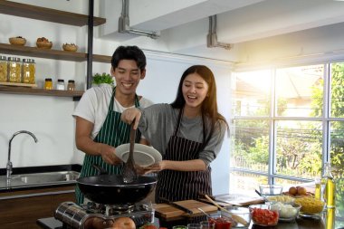 Selfie eylem reparing önlük sevimli mutlu çift portresi