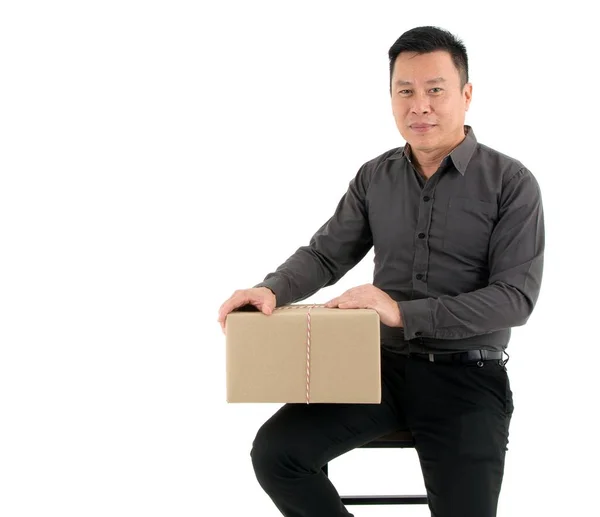 Empresário recebendo um grande pacote isolado no fundo branco — Fotografia de Stock