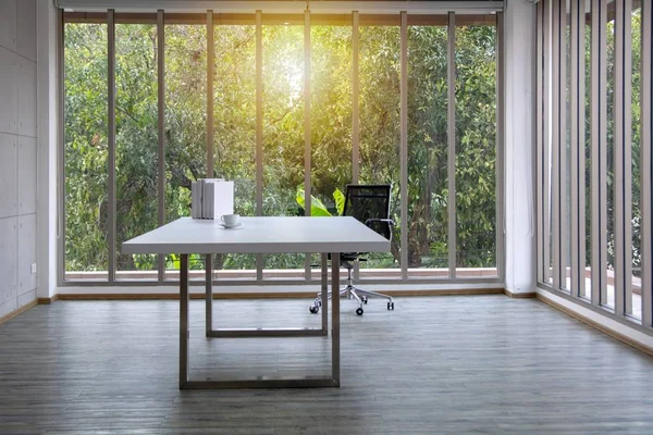 Vista lateral de um escritório de espaço aberto interior com um piso de madeira , — Fotografia de Stock